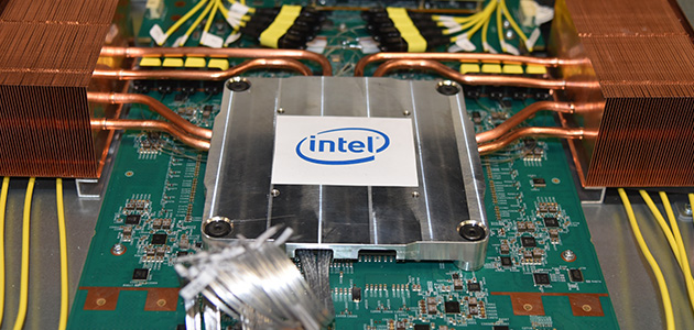 Intel korporacija je u martu 2020. godine najavila da su uspešno integrisali njihov silicijumski fotonski motor od 1.6 Tbps sa njihovim programabilnim Ethernet switch-em od 12.8 Tbps. Ovaj zajednički pakovan prekidač optimizovan za hibridne podatkovne centre spaja osnovne tehnološke blokove iz Intela i njihove kompanije Barefoot Networks Division.